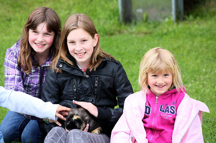 Kinder mit jungem Hund Urlaub auf dem Ferienhof in Bayern